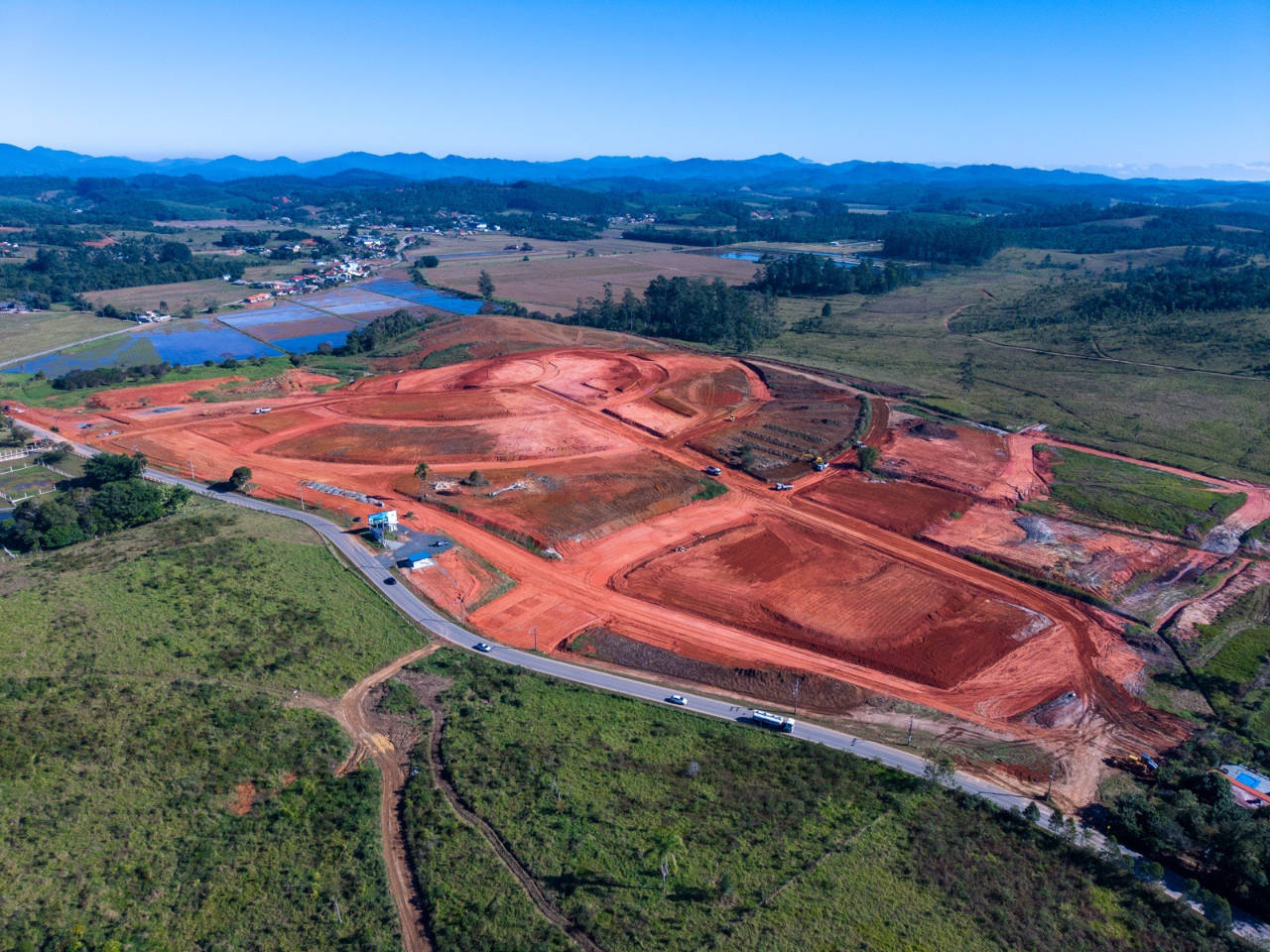 Vista aérea da obra do Fazenda Medeiros em julho de 2026